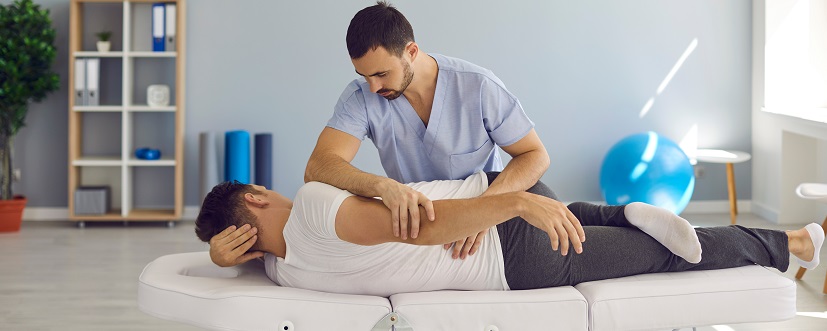 Fizjoterapeuta wykonuje terapie manualną na pacjencie