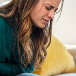 młoda kobieta odczuwająca ból spowodowany wulwodynią