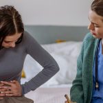 Pacjentka cierpi na bóle menstruacyjne i rozmawia z lekarką