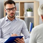 Psychiatra rozmawia z pacjentką cierpiącą na cyklofrenię