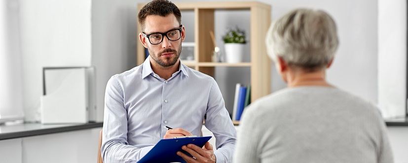 Psychiatra rozmawia z pacjentką cierpiącą na cyklofrenię