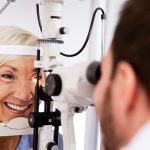 Zapalenie nerwu wzrokowego - pacjentka podczas diagnostyki u okulisty