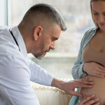 29. tydzień ciąży - lekarz bada pacjentkę w 3 trymestrze ciąży