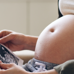 9. tydzień ciąży - zdjęcie usg dziecka w brzuchu matki
