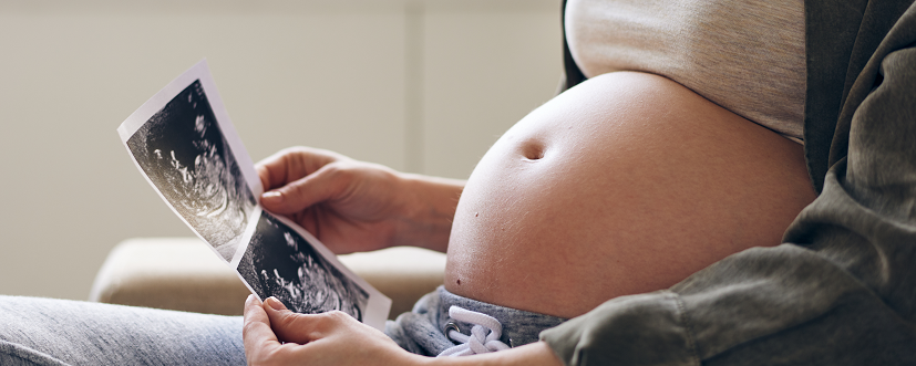 9. tydzień ciąży - zdjęcie usg dziecka w brzuchu matki