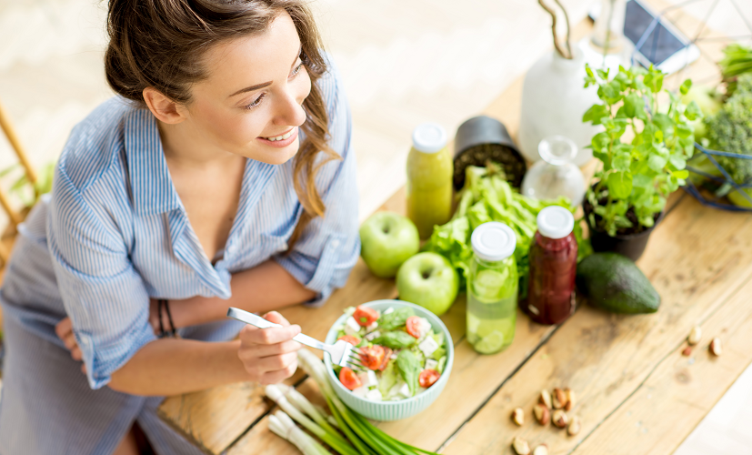 7. tydzień ciąży - kobieta dba o dietę w 1. trymestrze ciąży