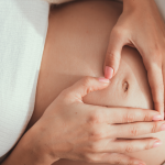 14. tydzień ciąży - brzuch kobiety w II trymestrze ciąży