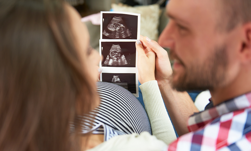 17. tydzień ciąży - przyszli rodzice oglądają zdjęcia usg dziecka