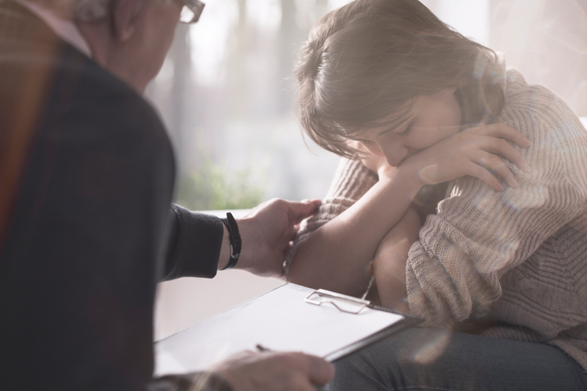 Kobieta opowiadająca terapeucie o traumatycznym wydarzeniu