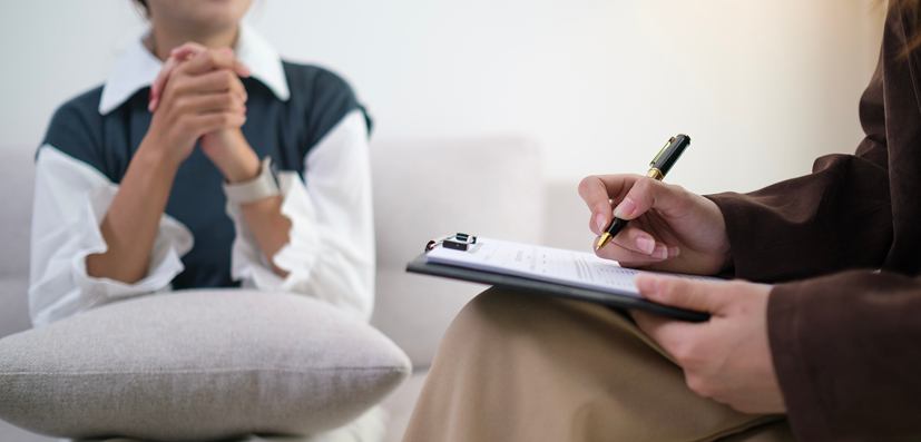 Pacjent u psychiatry – zdjęcie do artykułu o terapii i leczeniu psychiatrycznym