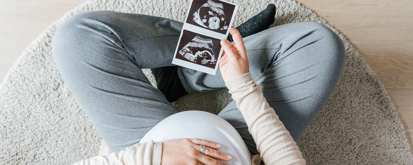 20 tydzień ciąży - kobieta oglądająca zdjęcia z USG