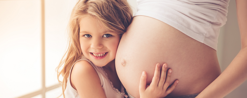 dziecko przytula brzuch mamy w 35. tygodniu ciąży