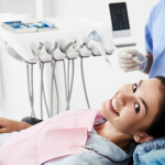 Kobieta lecząca odsłonięte szyjki zębowe u dentysty