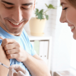 Mężczyzna przyjmujący szczepionkę na HPV