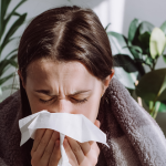 alergia zimą - kobieta z objawami alergii