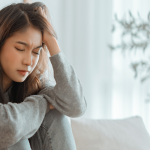 triada depresyjna Becka - kobieta w depresji doświadczająca negatywnych myśli