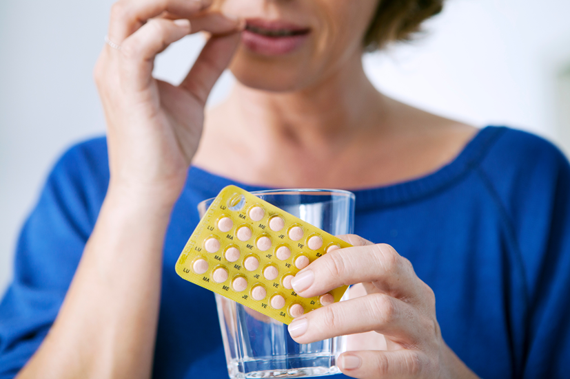 Kobieta po 40 roku życia stosująca terapię hormonalną na nieregularne miesiączki