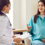 Kobieta w ciąży rozmawia z lekarzem o endometriozie