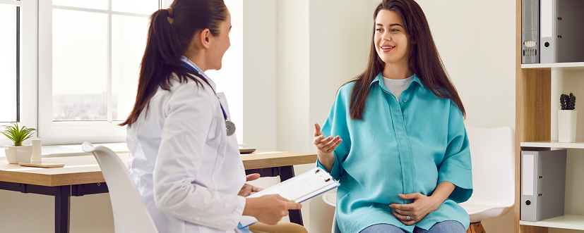 Kobieta w ciąży rozmawia z lekarzem o endometriozie