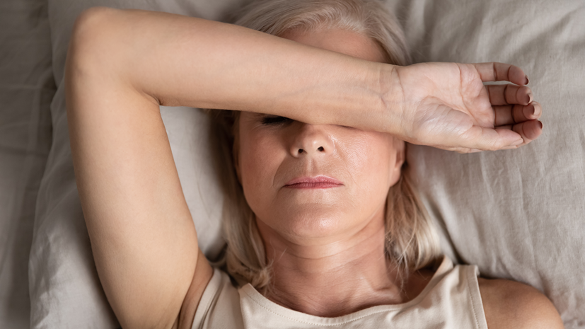 kobieta z objawami menopauzy