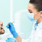 Lekarz dentysta wykonuje zabieg na pacjencie