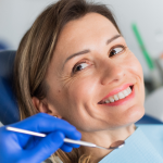 Kobieta lecząca paradontozę u dentysty