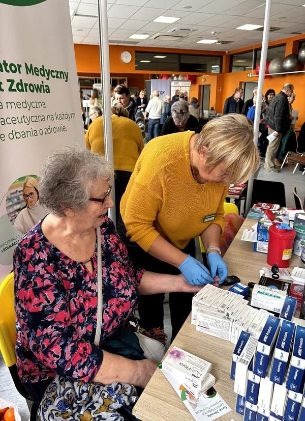III Czerwonackie Targi Senioralne w Koziegłowach - badanie poziomu cukru