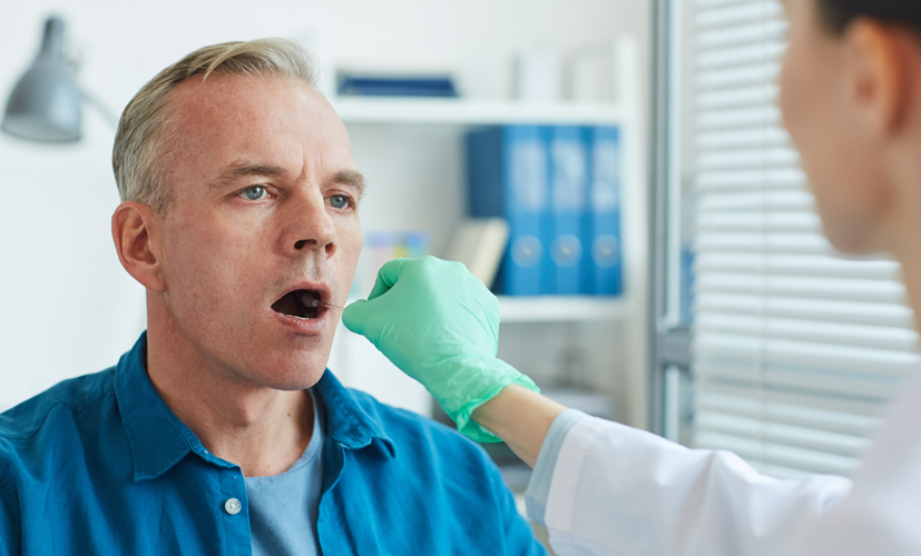 Lekarz wykonuje wymaz z gardła w celu diagnostyki haemophilus influenzae
