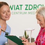 Pacjentka wypełnia deklarację w placówce Świat Zdrowia z pomocą personelu medycznego