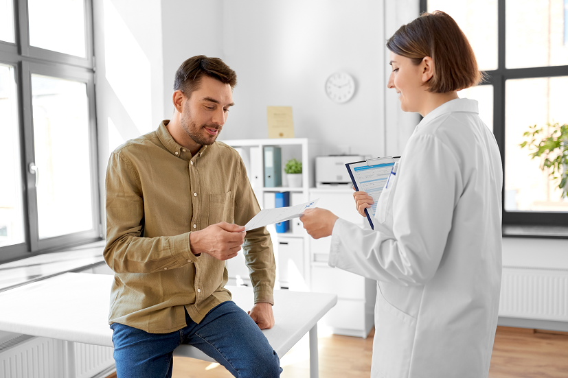 Pacjent w trakcie diagnostyki przyczyny krwi w nasieniu.