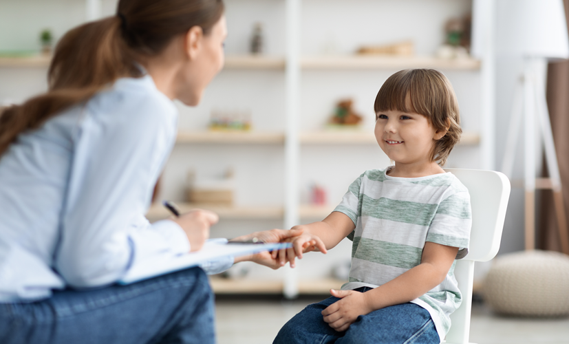 Dziecko z zaburzeniami psychicznymi rozmawia z psychologiem dziecięcym