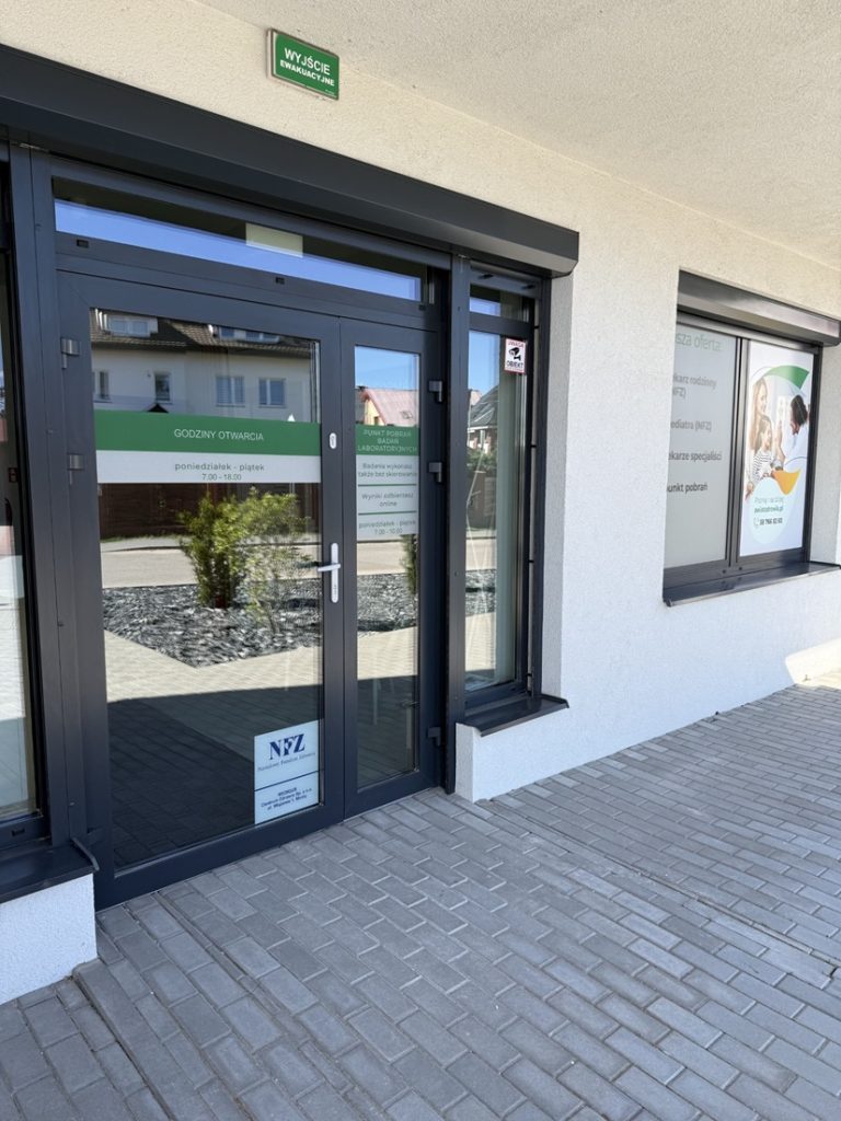 Centrum Medyczne Świat Zdrowia w Mostach - drzwi