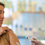Farmaceutka szczepi pacjentkę w aptece