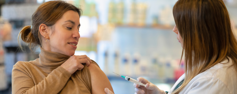 Farmaceutka szczepi pacjentkę w aptece