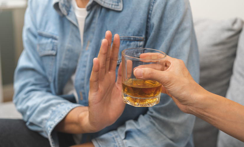 Mężczyzna odmawia alkoholu - leczenie alkoholizmu może być dobrowolne lub przymusowe
