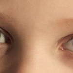Heterochromia oczu - różnokolorowe tęczówki. Jedno oko zielone, jedno oko niebieskie
