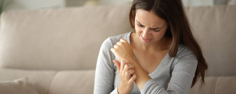 Dermatillomania – objawy, przyczyny i leczenie patologicznego skubania skóry